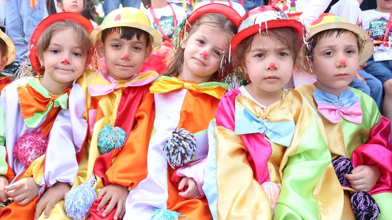 Trabzon'da 'Ellerim Küçük Hayallerim Büyük Çocuk Bienali Şenliği' Düzenlendi