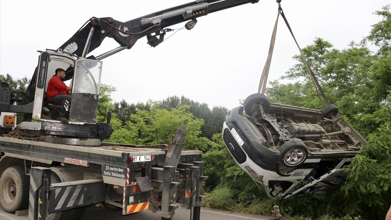 Trabzon'da Park Halindeki Minibüs Şarampole Devrildi: 5 Yaralı