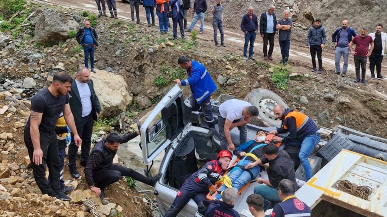 Trabzon'da Şarampole Devrilen Kamyonun Sürücüsü Yaralandı
