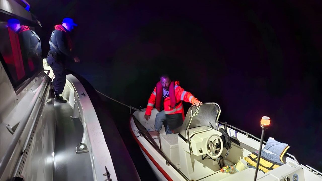 Trabzon'da Sürüklenen Tekne Sahil Güvenlik Tarafından Kurtarıldı