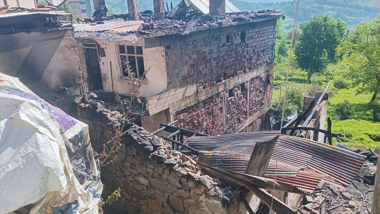 Trabzon'da Yangın: İki Ev Kullanılamaz Hale Geldi