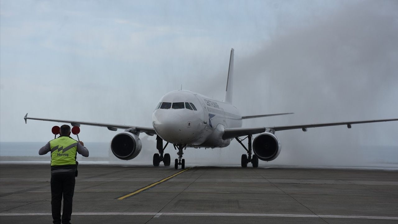Trabzon ile Taşkent Arasındaki Uçak Seferlerinin İlk Yolcuları Coşkuyla Karşılandı