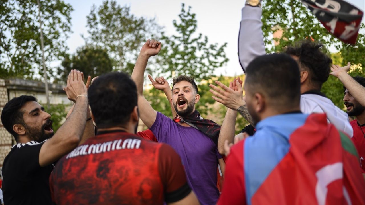 Traktör Taraftarları İstanbul'da Şampiyonluğu Coşkuyla Kutladı