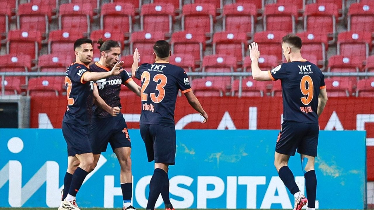 Trendyol Süper Lig'de RAMS Başakşehir, Atakaş Hatayspor'u 2-1 Önde Geçti