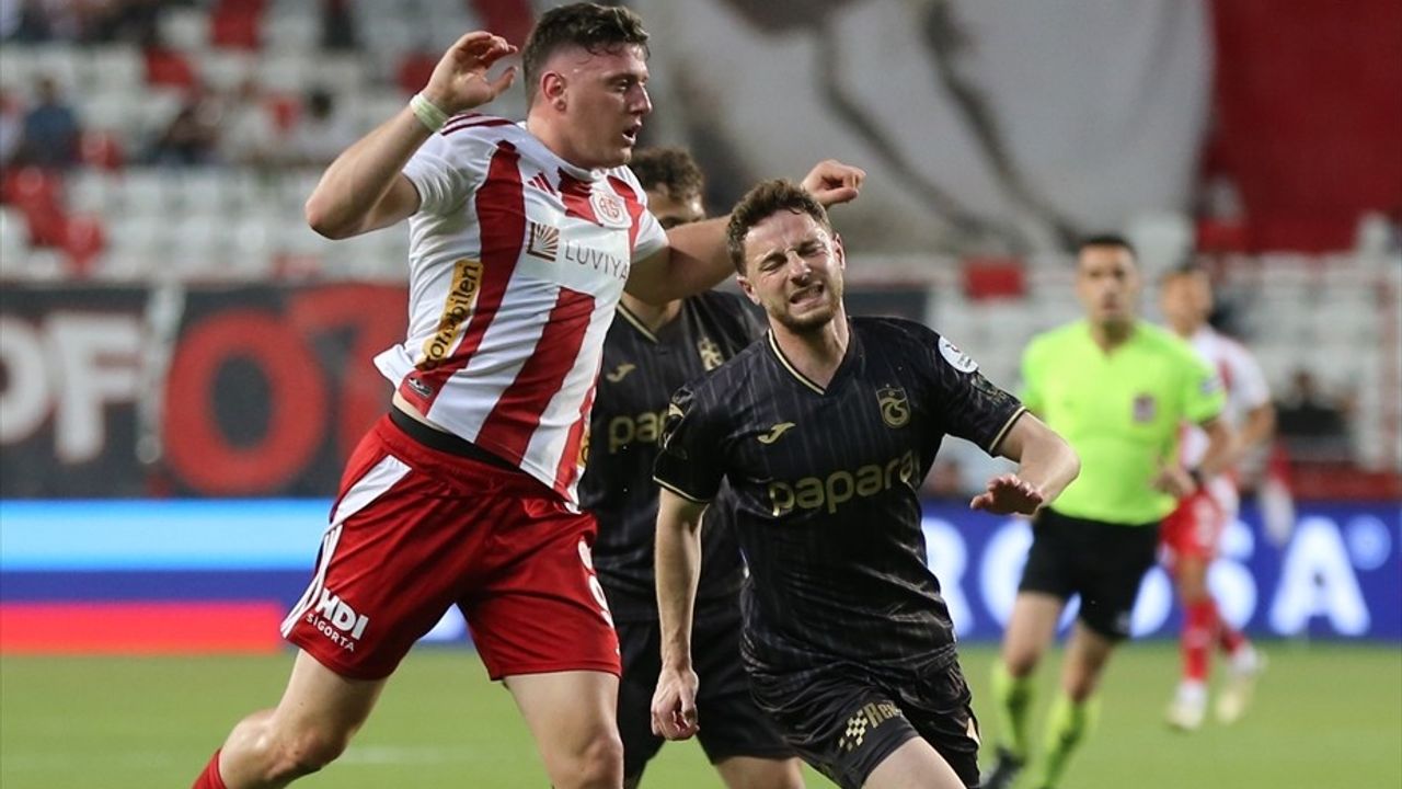 Trendyol Süper Lig'de Trabzonspor, Antalyaspor'u 2-0 Mağlup Etti