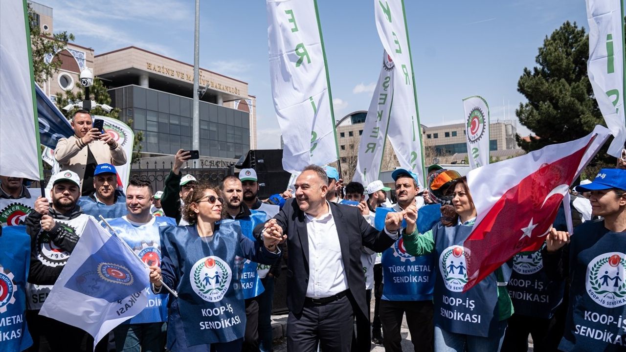 Türk-İş, Hazine ve Maliye Bakanlığı Önünde 1 Mayıs Basın Açıklaması Düzenledi