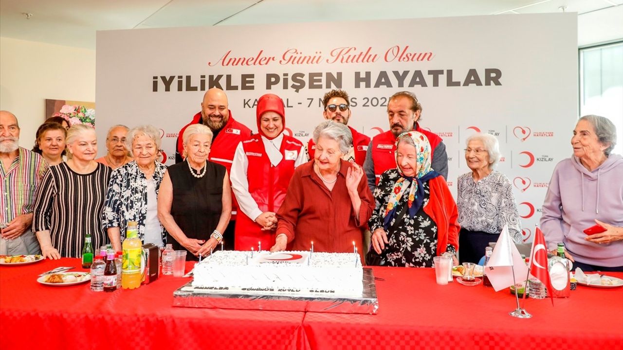 Türk Kızılay, Anneler Günü'nü Deprem Bölgesinde Özel Etkinliklerle Kutladı