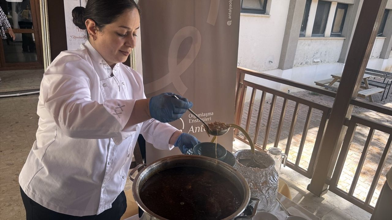 Türk Mutfağı Haftası'nda Antalya'da Gülüklü Çorbası Öğrenildi