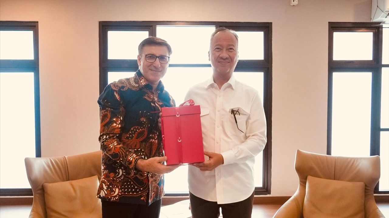 Türkiye'nin Cakarta Büyükelçisi Küçükcan, Endonezya Sanayi Bakanı Kartasasmita ile Görüştü