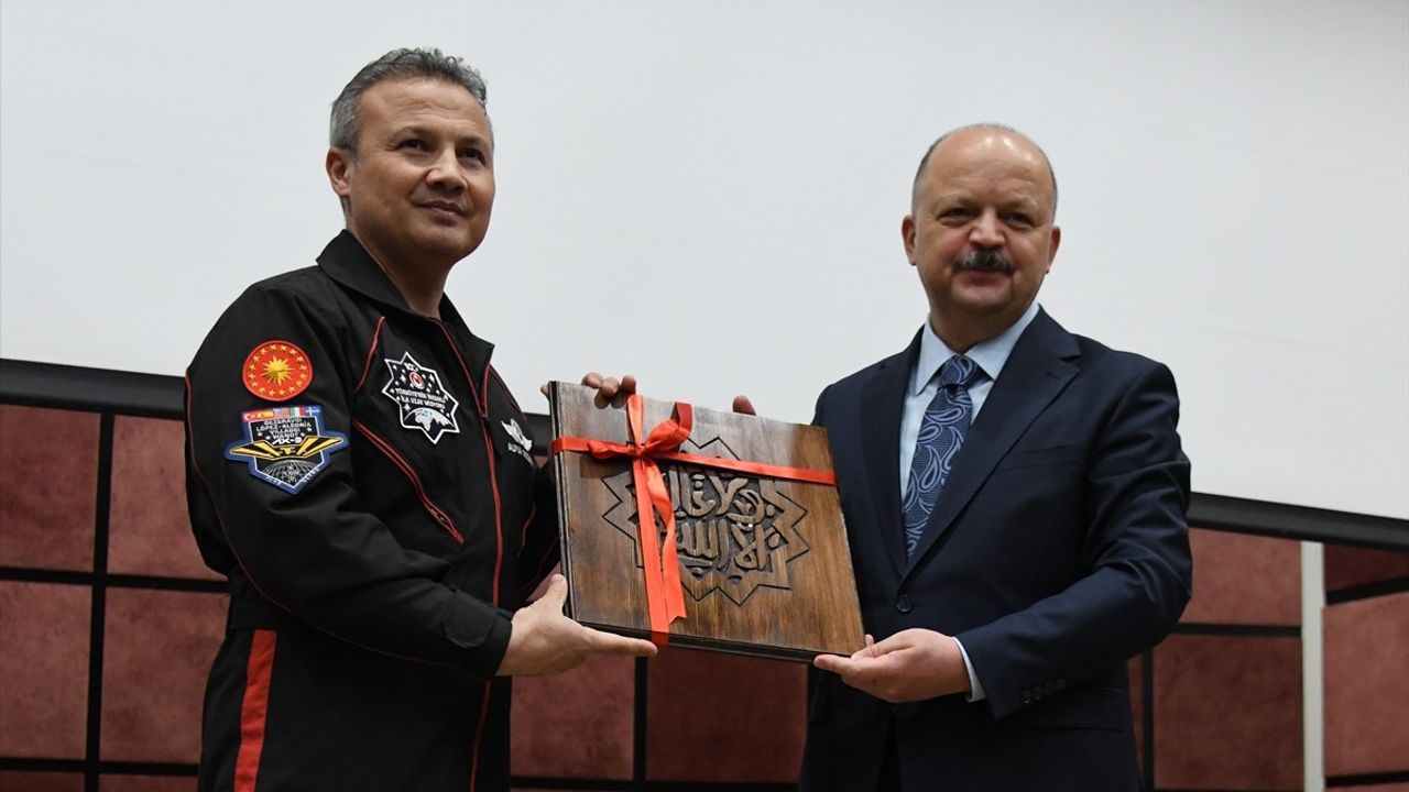 Türkiye'nin İlk Astronotu Alper Gezeravcı Kastamonu'da Öğrencilerle Buluştu