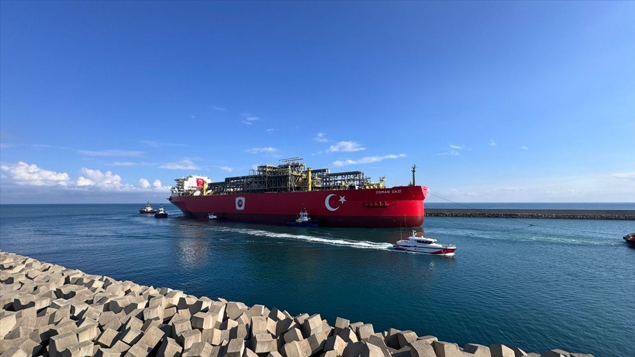 Türkiye'nin İlk Yüzer Doğal Gaz Üretim Platformu Osman Gazi Filyos Limanı'na Ulaştı