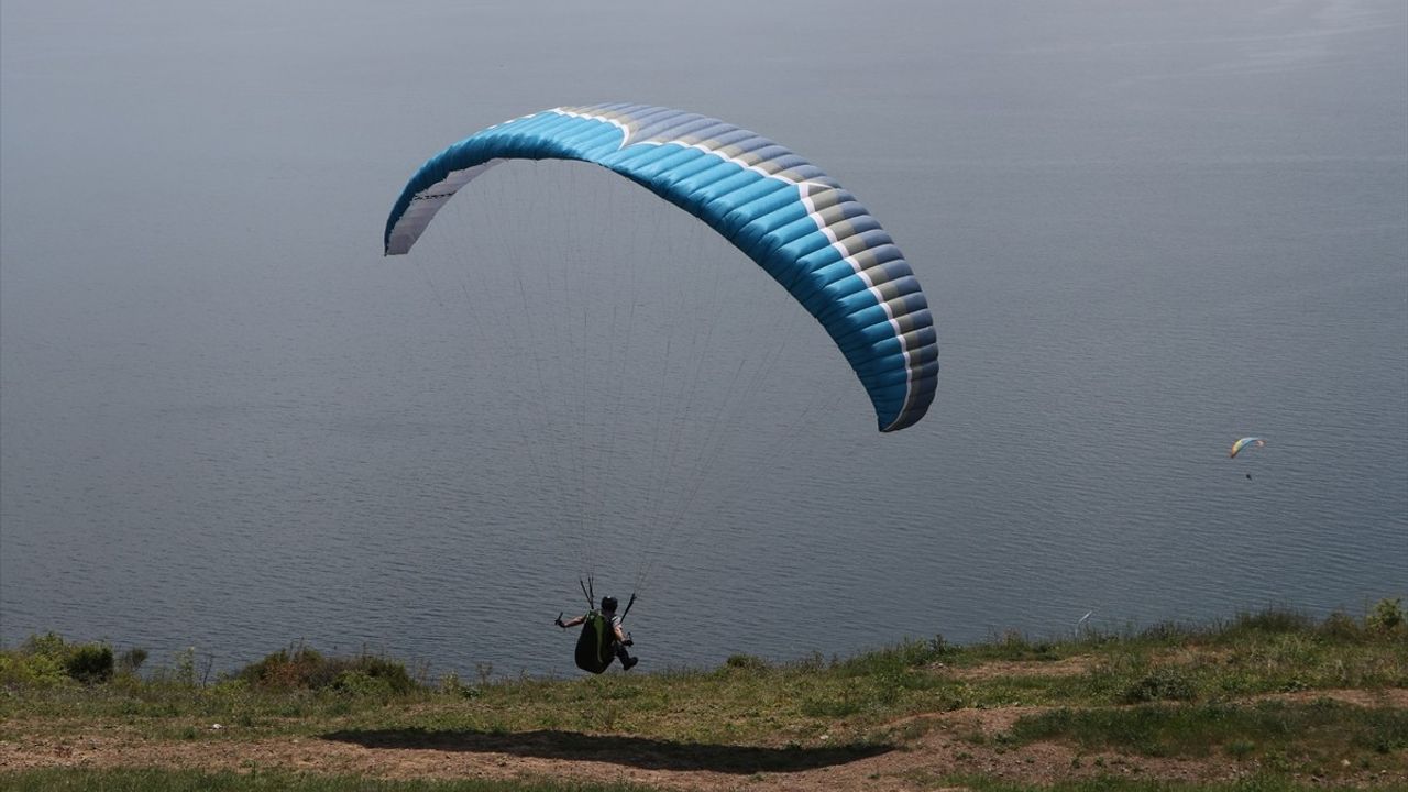 Uçmakdere, Hafta Sonu Yamaç Paraşütü Tutkunlarını Ağırlıyor