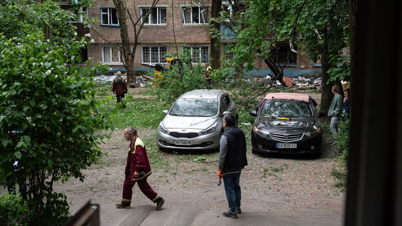 Ukrayna'ya Rus Ordusundan 14 Balistik Füze ve 250 İHA ile Saldırı