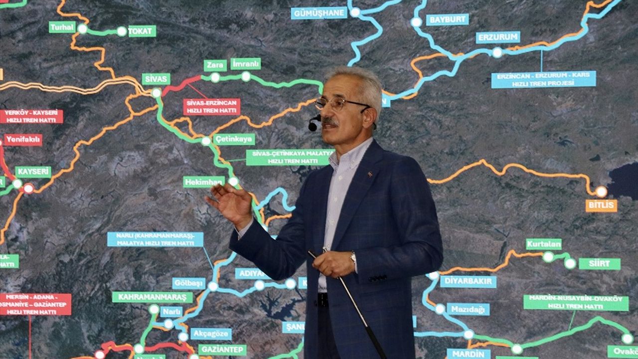 Ulaştırma ve Altyapı Bakanı Uraloğlu, Trabzon'da Gençlerle Buluştu ve Ulaşım Yatırımlarını Anlattı