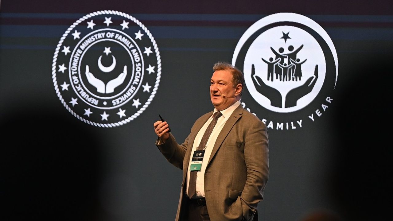 Uluslararası Aile Forumu'nda Doğum Hızındaki Düşüş ve Cinsiyet Değiştirme Ameliyatları Konuşuldu