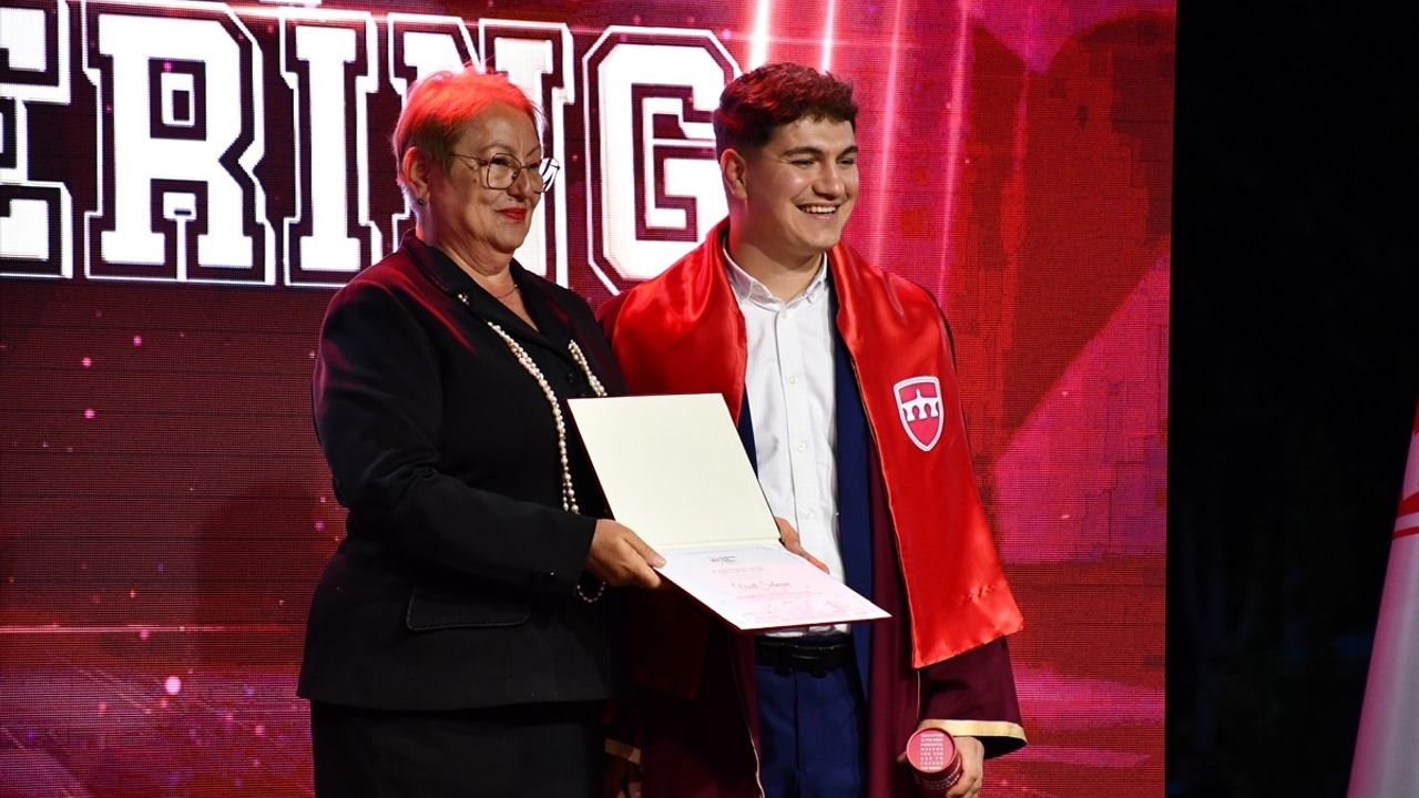 Uluslararası Balkan Üniversitesi'nde Mezuniyet Töreni Gerçekleşti