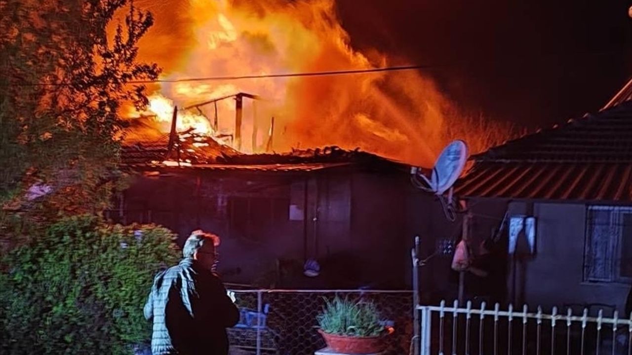 Uşak'ın Banaz İlçesinde Tek Katlı Evde Yangın Çıktı