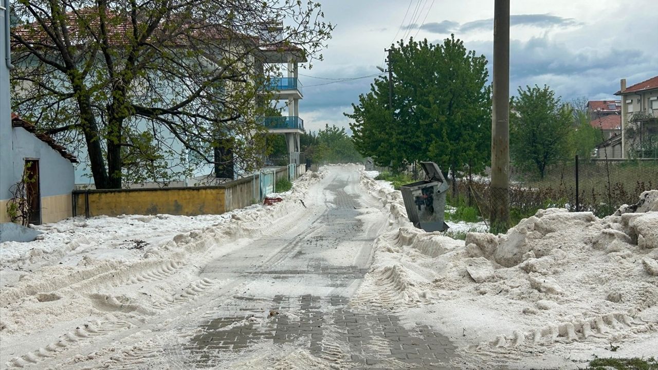 Uşak'ın Sivaslı İlçesinde Sağanak ve Dolu Etkisi