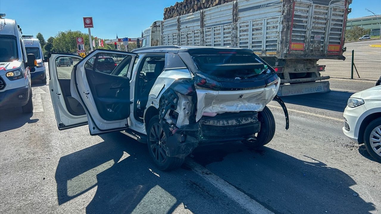 Uşak'ta 4 Araçla Zincirleme Trafik Kazası: 7 Yaralı