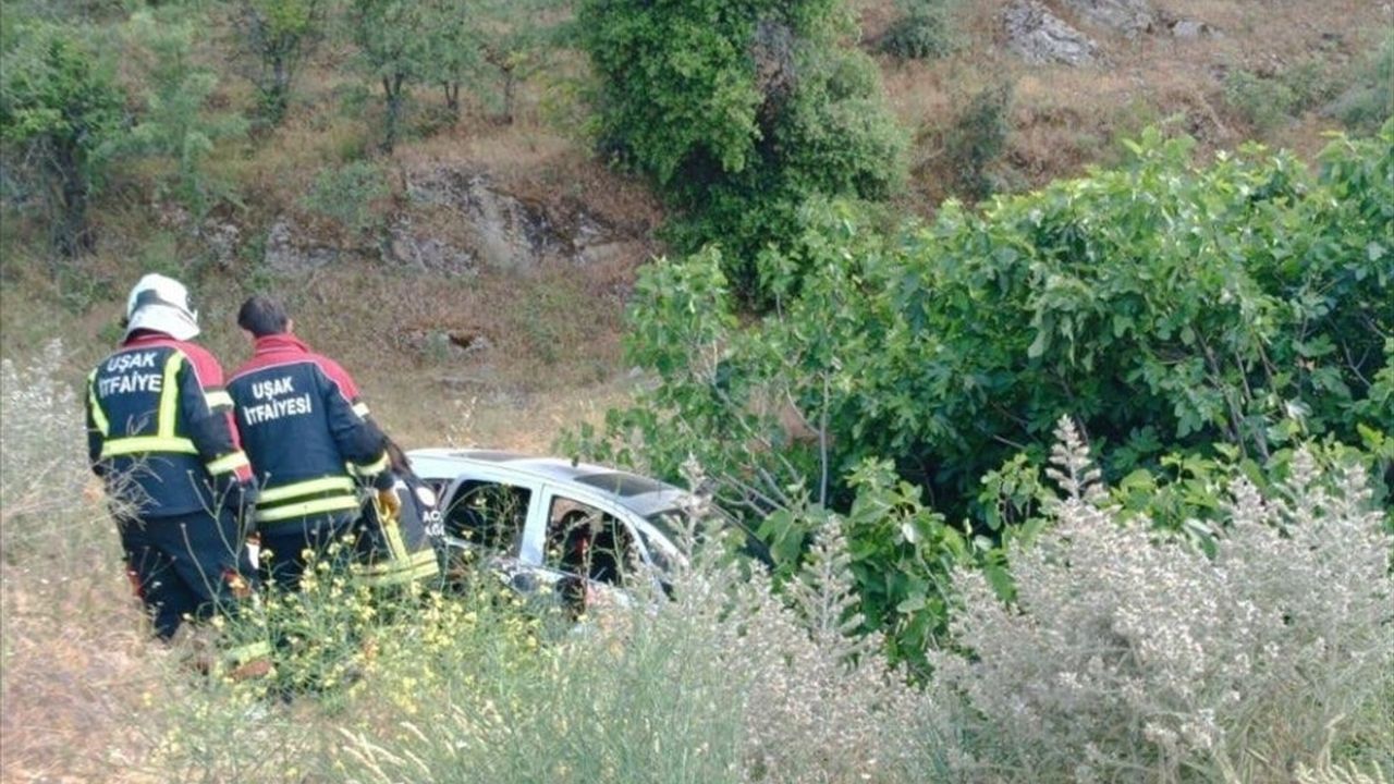 Uşak'ta Devrilen Otomobilden 4 Yaralı