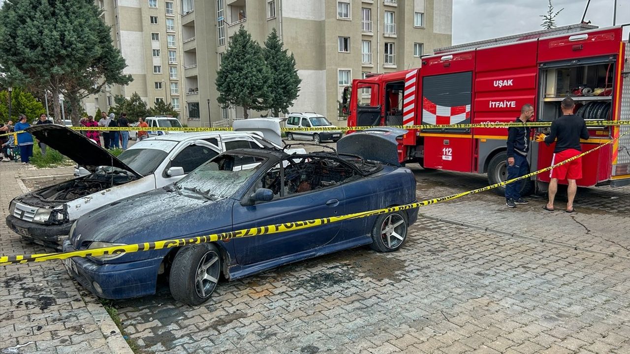 Uşak'ta Eşini Tehdit Eden Kişi, Evini ve İki Otomobilini Kundakladı