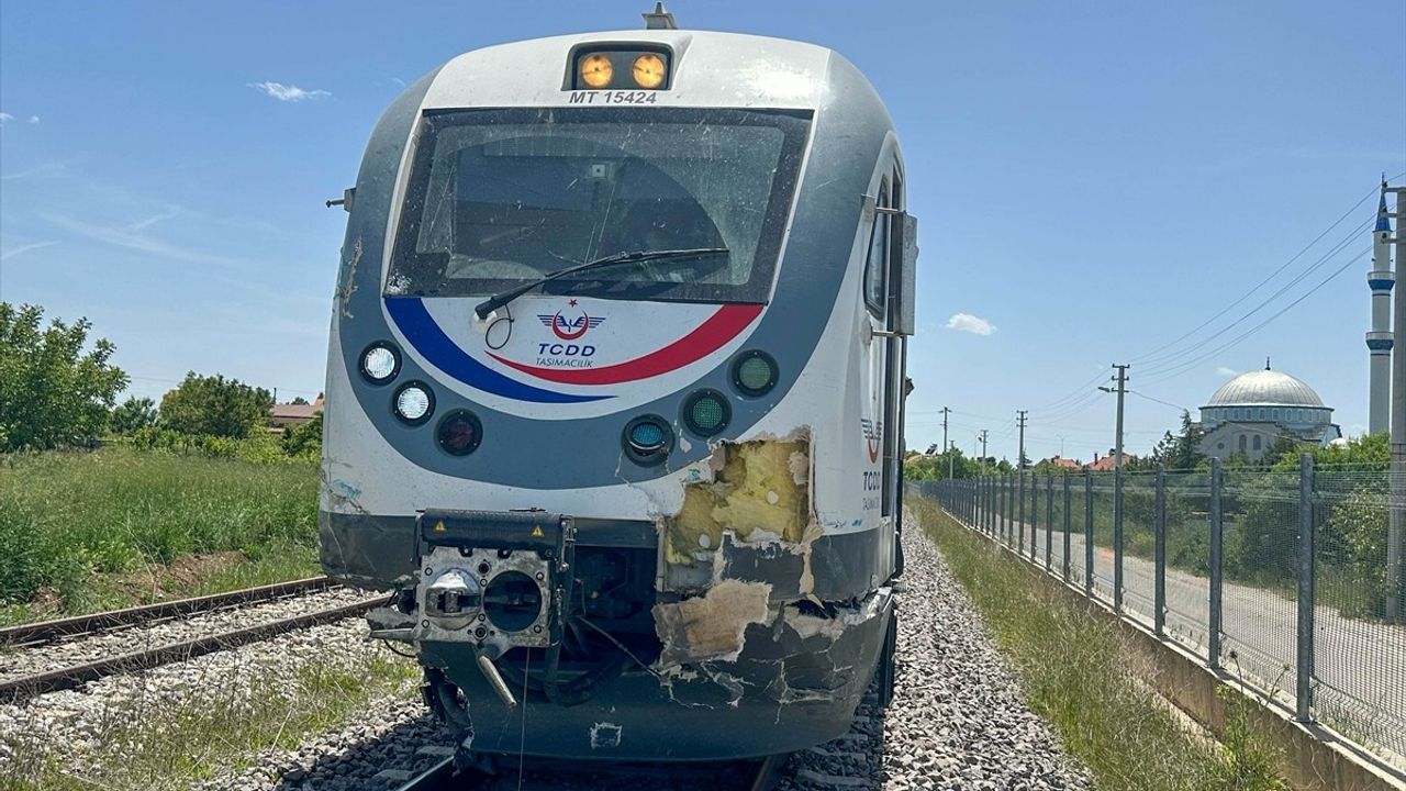 Uşak'ta Hemzemin Geçitte Tren Traktöre Çarptı, Sürücü Yaralandı