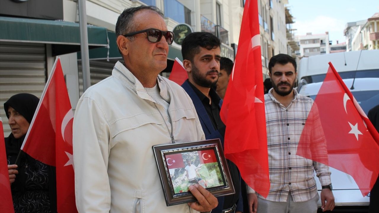 Van'da Aileler, Çocukları İçin DEM Parti Önünde Eylemlerini Sürdürüyor