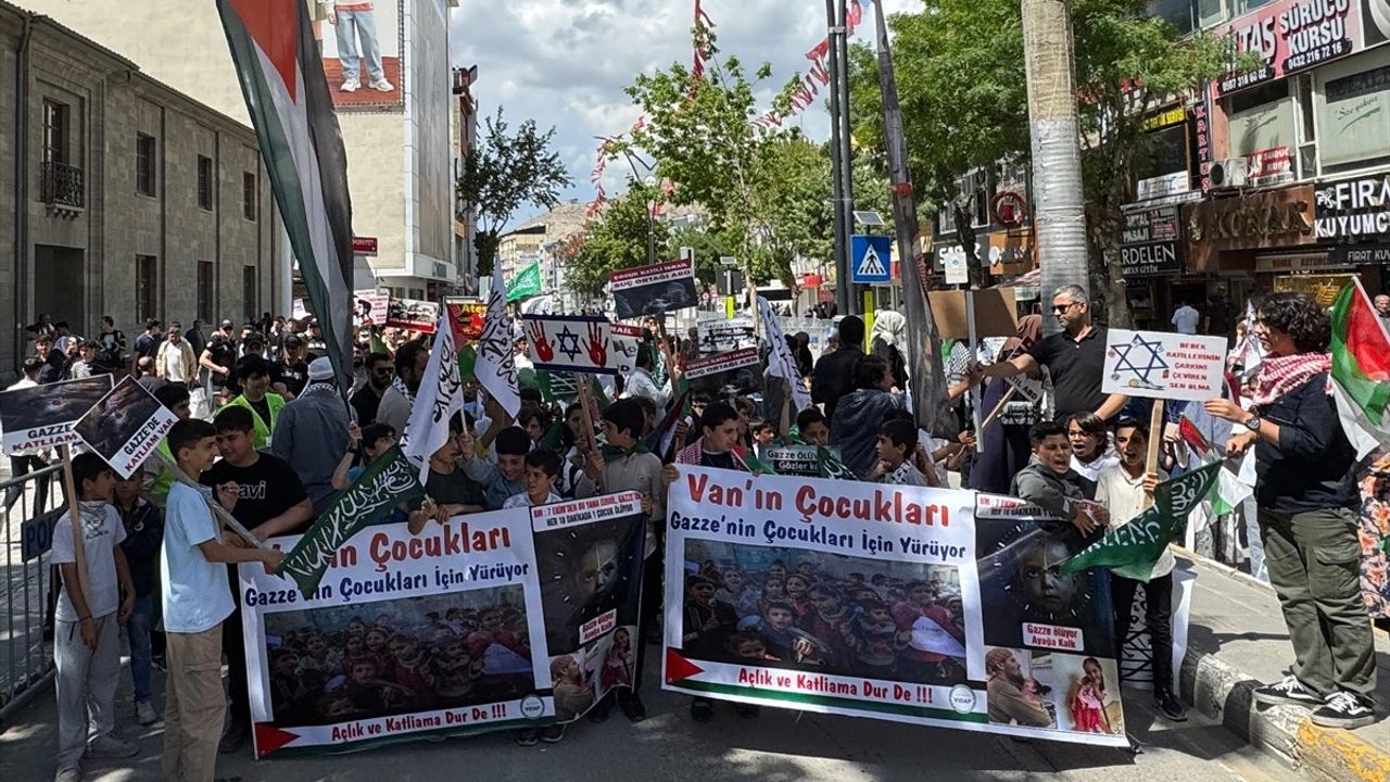 Van'da Çocuklar Filistin'e Destek İçin Yürüyüş Düzenledi