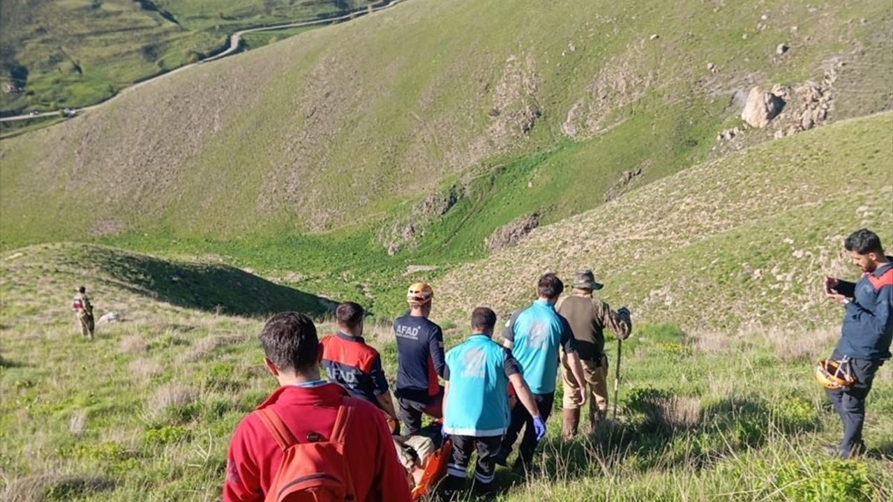 Van'da Dağlık Alanda Mahsur Kalan Kişiye Ekipler Müdahale Etti