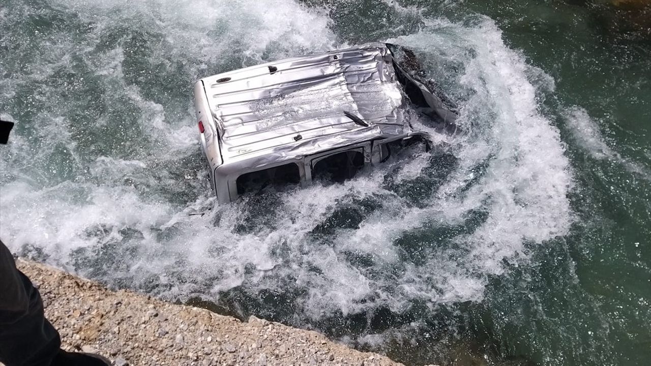 Van'da Dereye Düşen Hafif Ticari Araçta Sürücü Sağ Kurtarıldı