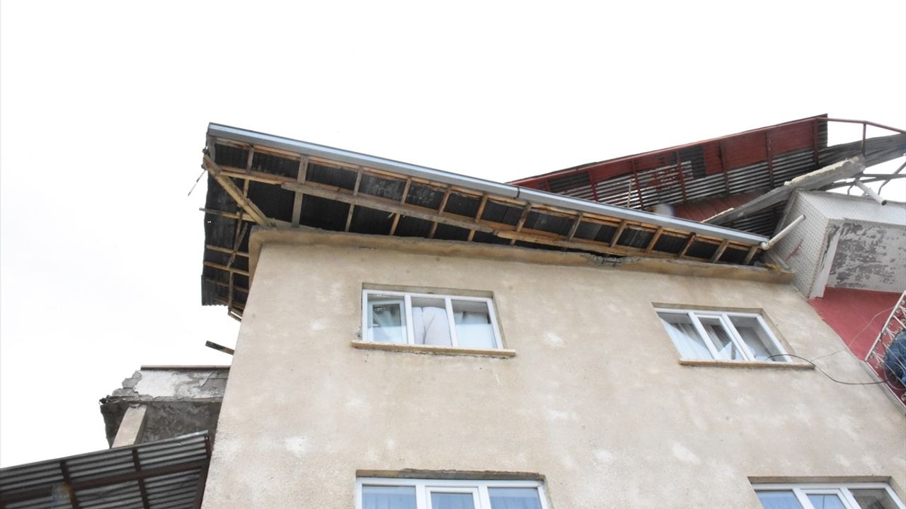 Van'da Şiddetli Rüzgar Çatıların Uçmasına Neden Oldu