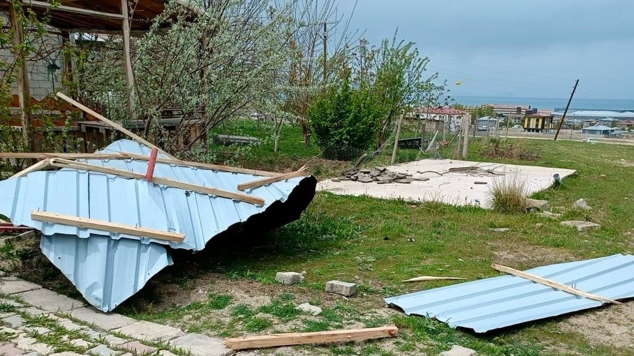 Van'da Şiddetli Rüzgar Sonrası Çatı Parçaları Toplandı