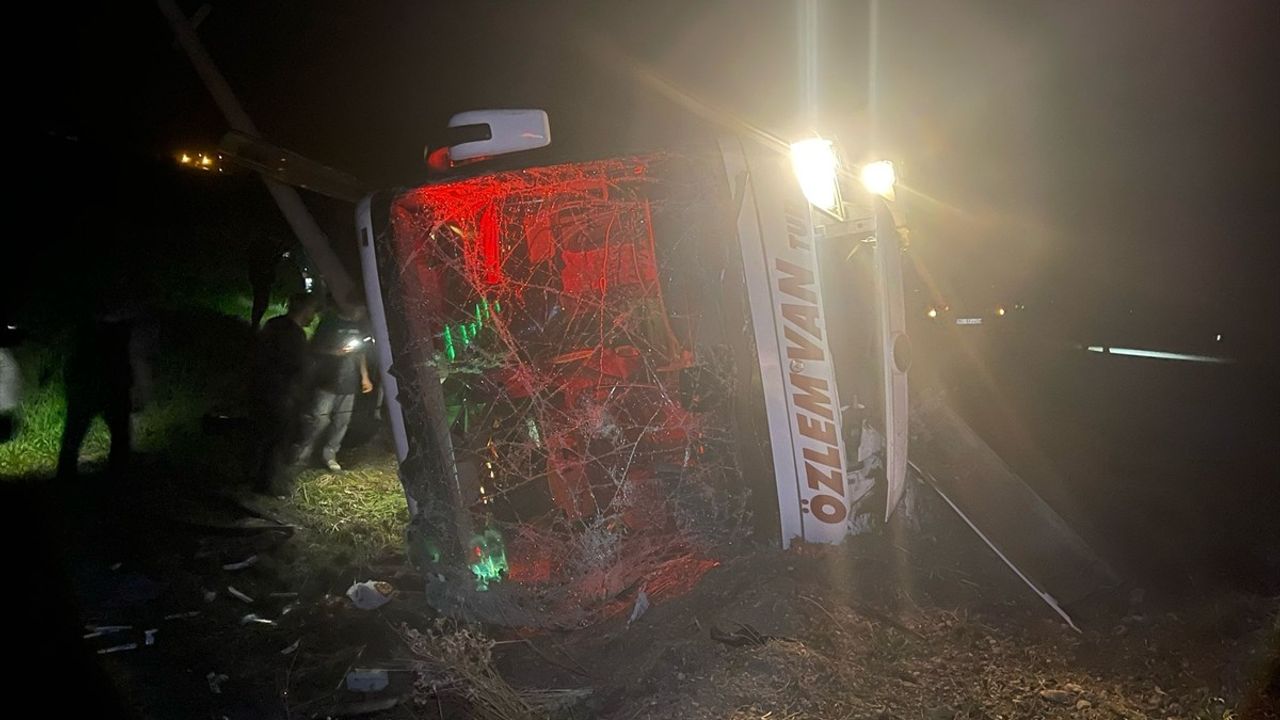 Van'da Yolcu Otobüsünün Devrilmesi Sonucu 28 Kişi Yaralandı