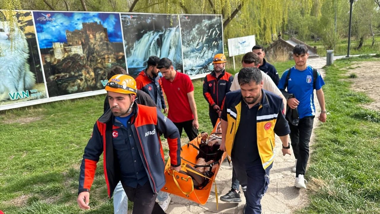 Van Kalesi'nde Düşen Kadın Hastaneye Kaldırıldı