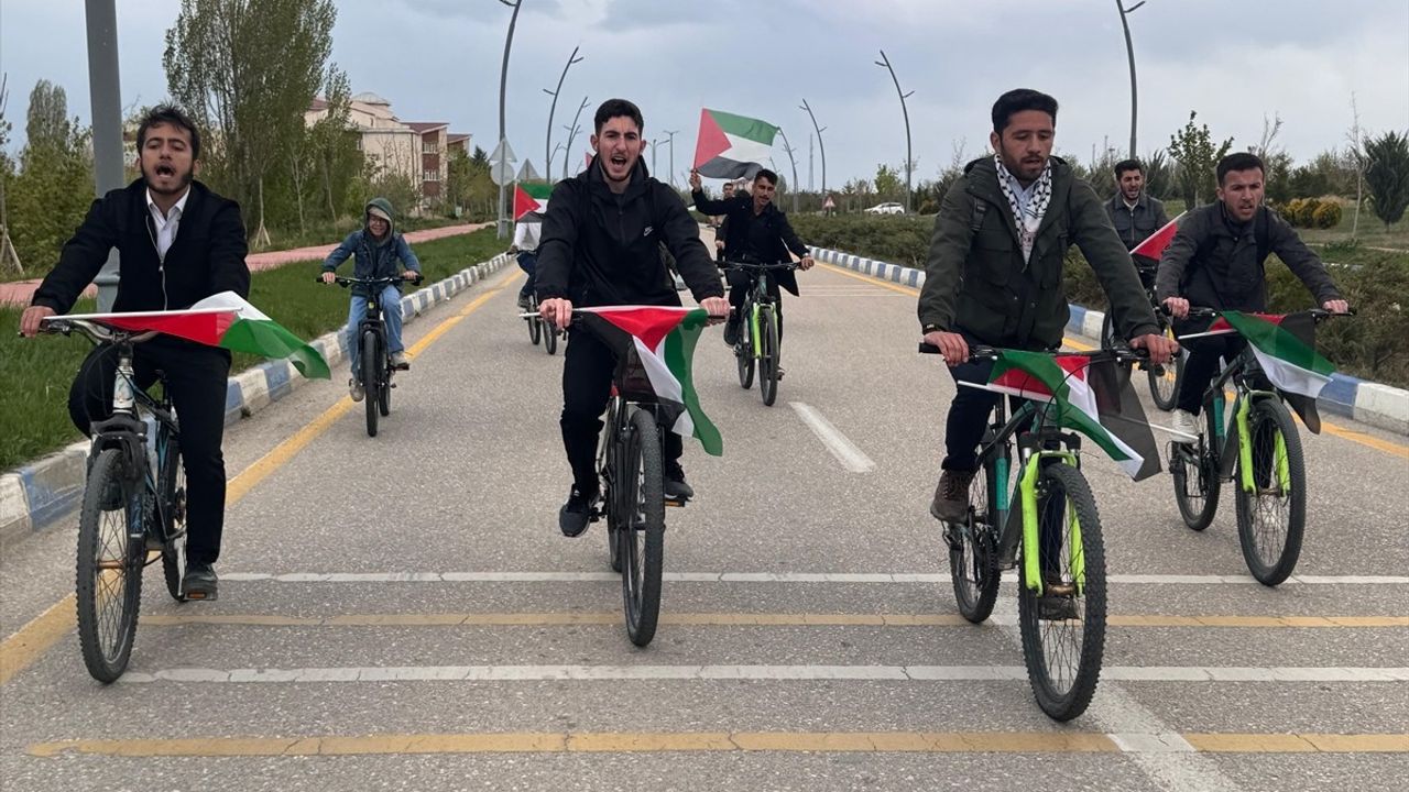 Van YYÜ'de akademisyenler ve öğrenciler, İsrail'in saldırılarını bisikletle protesto etti