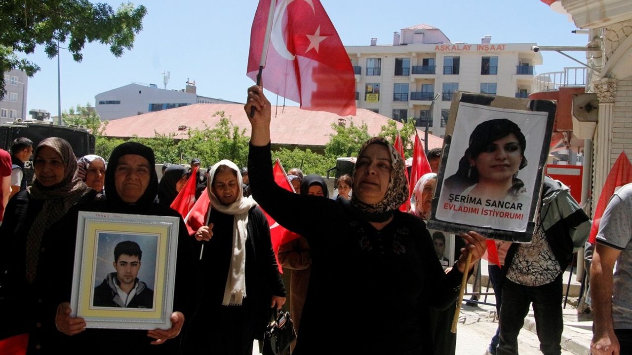 Vanlı Aileler, DEM Parti İl Başkanlığı Önünde Eylemlerine Devam Ediyor