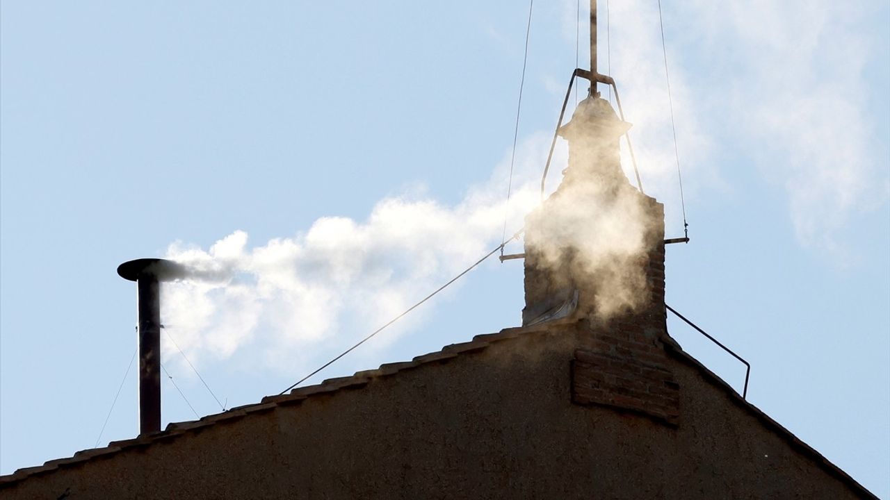 Vatikan'da Yeni Papa Seçimi: Beyaz Duman Yükseldi