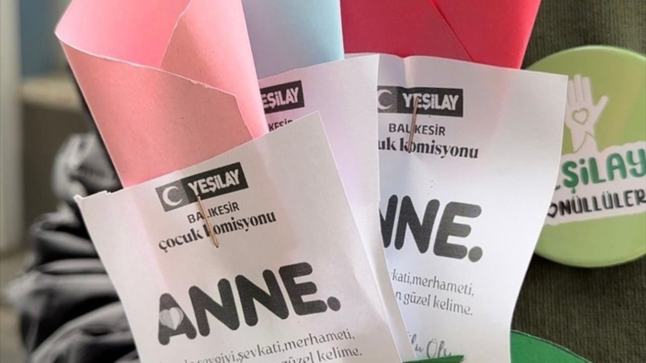 Yeşilay Gönüllüsü Çocuklar Anneler Günü İçin Çiçek Hediye Etti