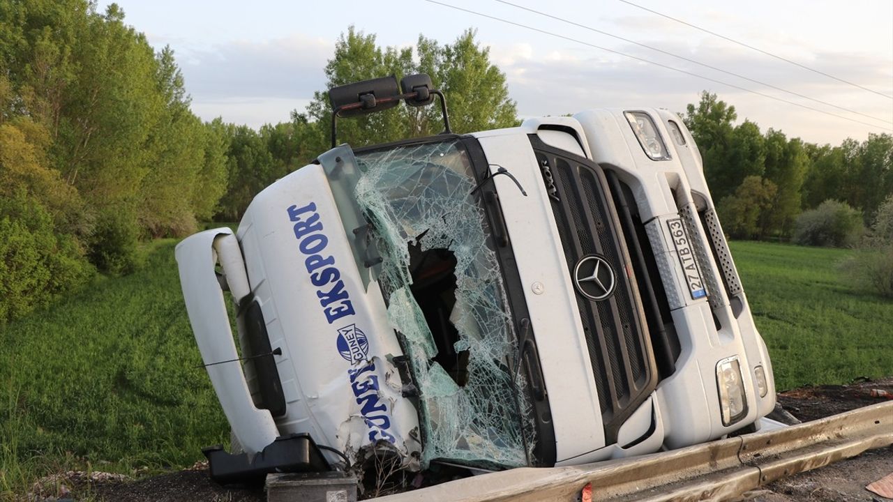 Yozgat'ta Devrilen Tankerin Sürücüsü Yaralandı