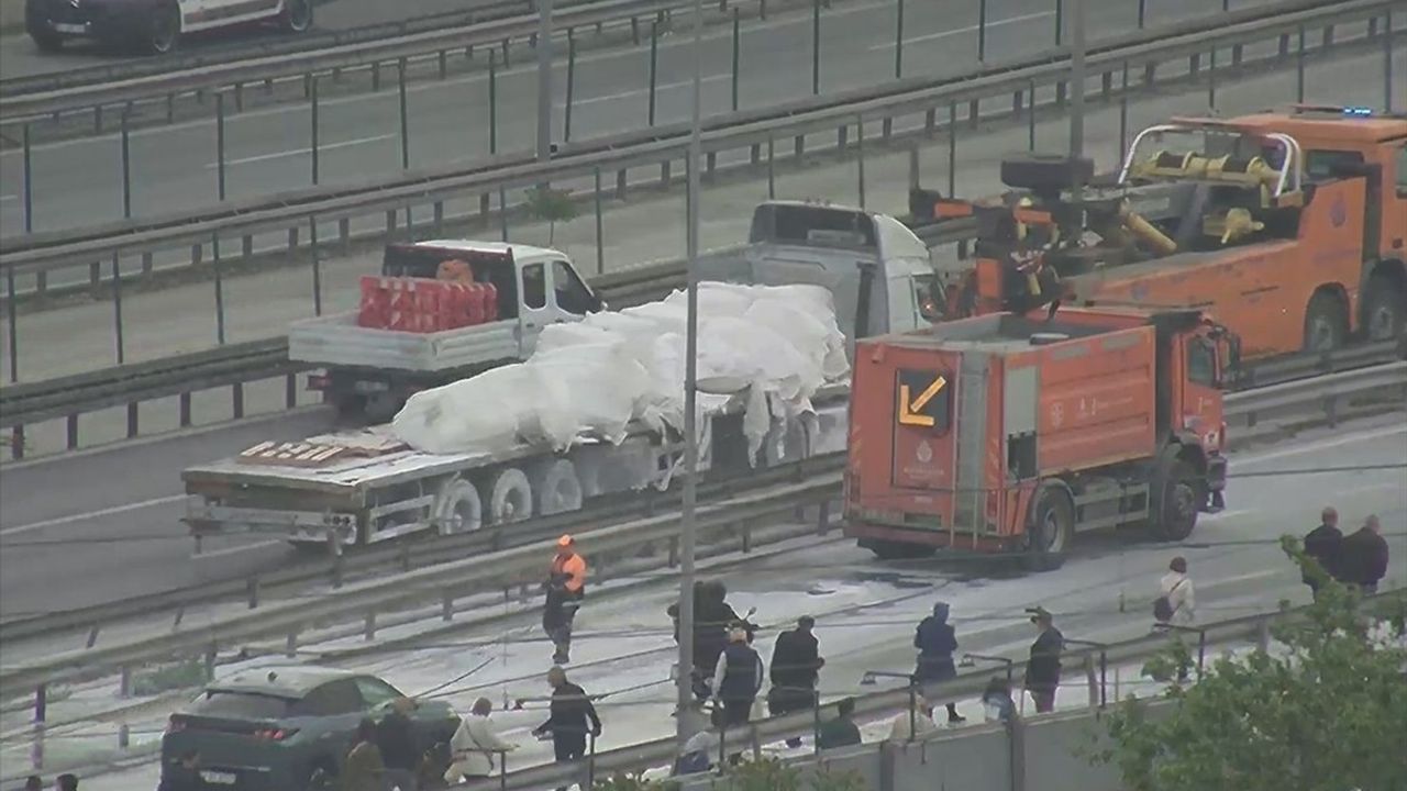 Zeytinburnu'nda Tırdan Dökülen Alçı D-100 Kara Yolunda Trafigi Olumsuz Etkiledi