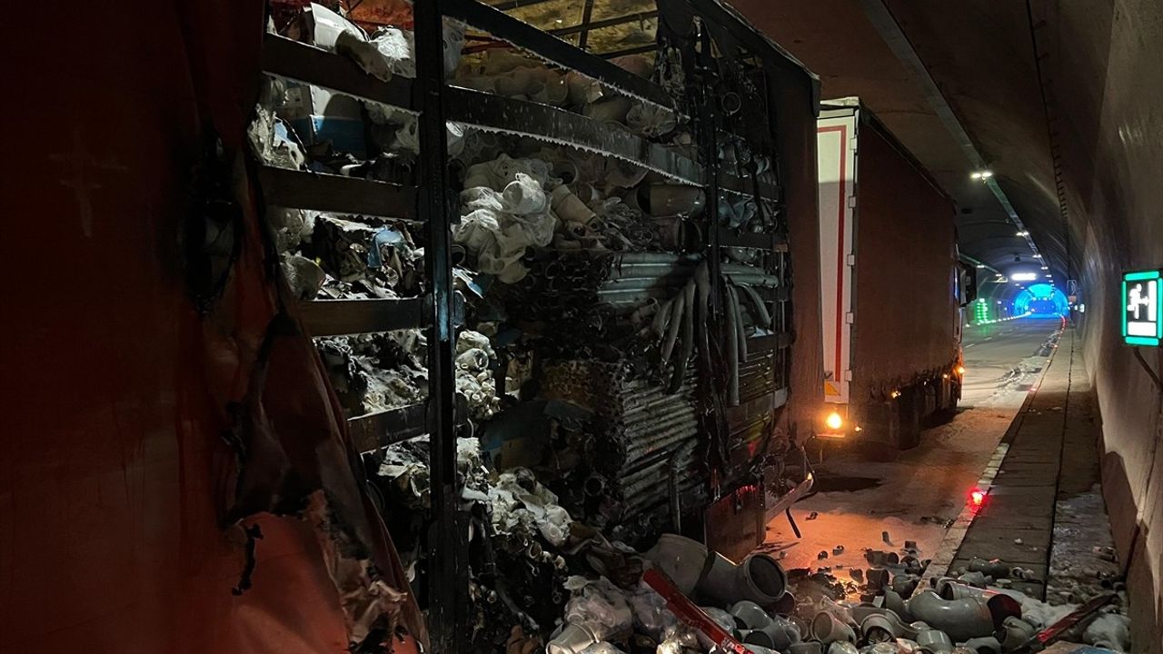 Zigana Tüneli'nde Alev Alan Tır Kontrol Altına Alındı