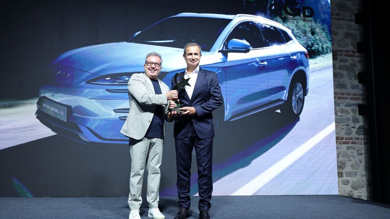 2023 Türkiye'de Yılın Otomobili Ödülü BYD SEAL U'ya Verildi