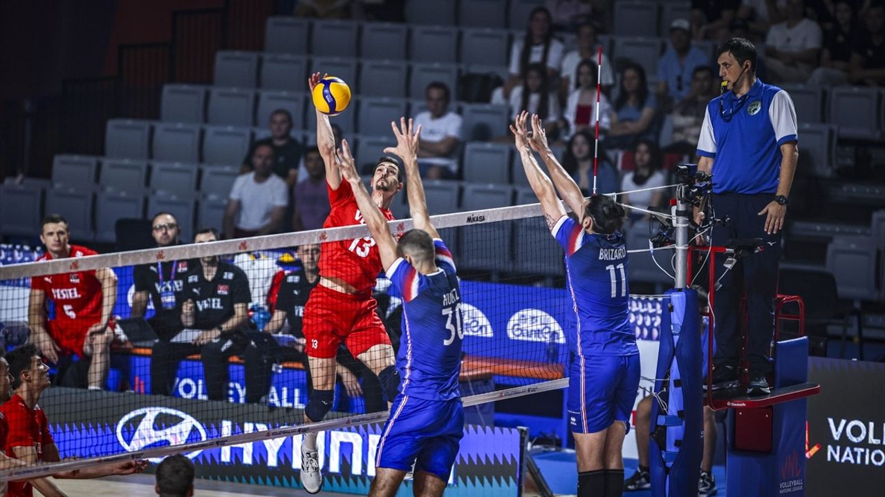 A Milli Erkek Voleybol Takımı, Fransa'ya 3-0 Mağlup Oldu