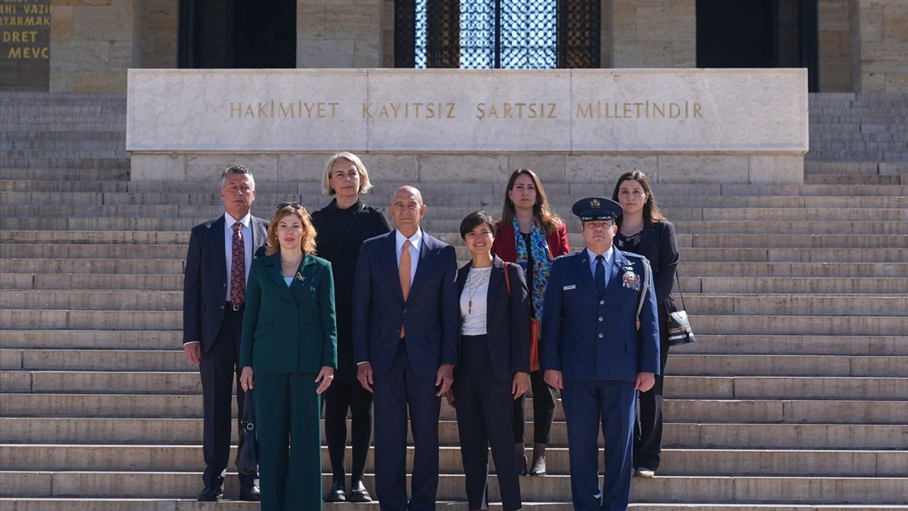 ABD'nin Ankara Büyükelçisi Tom Barrack, Anıtkabir'i Ziyaret Etti