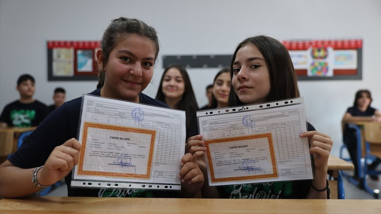 Adalet Bakanı Yılmaz Tunç, Kayseri'de Öğrencilere Karne Dağıttı