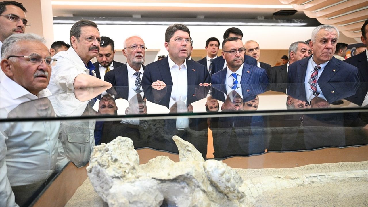 Adalet Bakanı Yılmaz Tunç, Kayseri'de Ziyaretlerde Bulundu