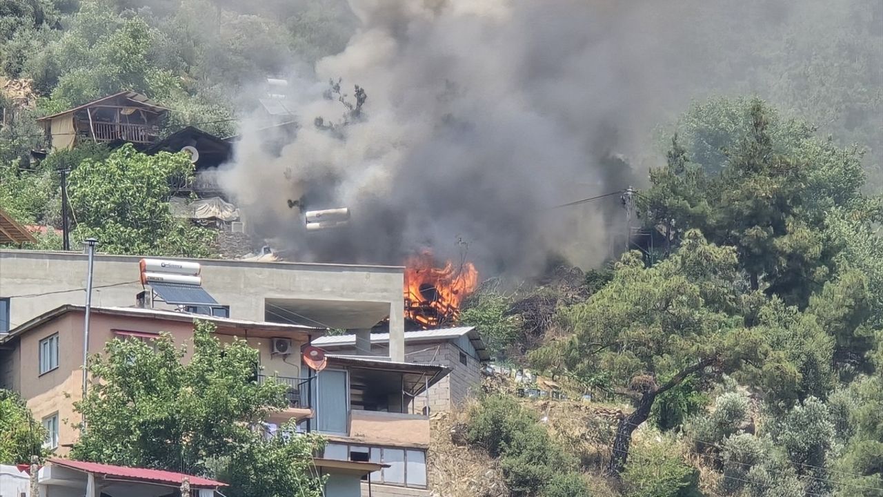 Adana'da Evde Yangın Çıktı, İtfaiye Müdahale Etti