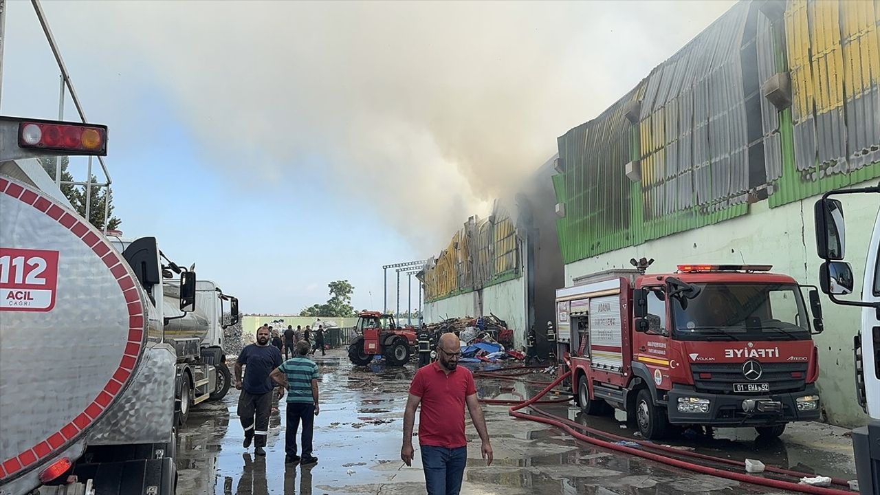 Adana'da Geri Dönüşüm Tesisinde Çıkan Yangın Kontrol Altına Alındı