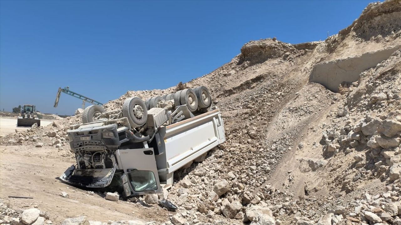 Adana'da Hafriyat Kamyonu Devrildi, Sürücü Hayatını Kaybetti