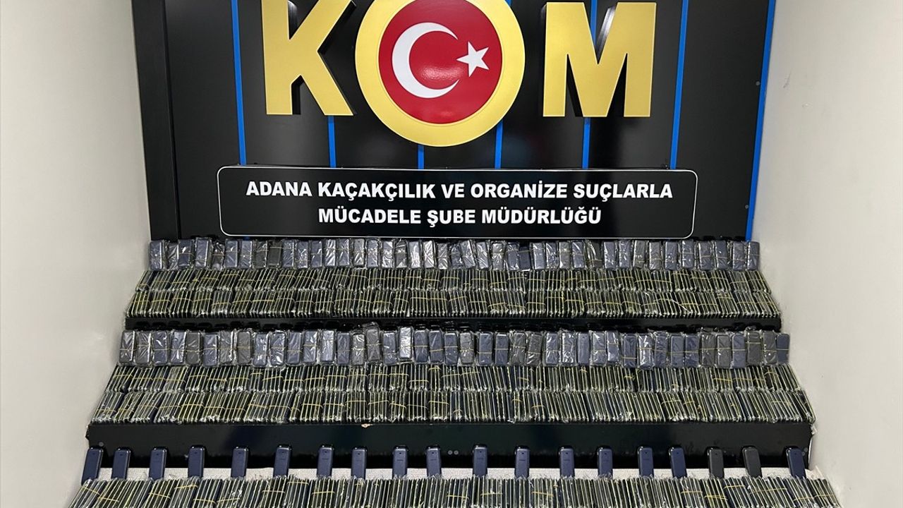 Adana'da Kaçak Cep Telefonları ve Güneş Gözlükleri Ele Geçirildi